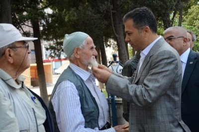 tekirdag-valisi-ali-yerlikaya-corluda-vatandaslarla-kucaklasti-IHA-20120911AW000359-2-t